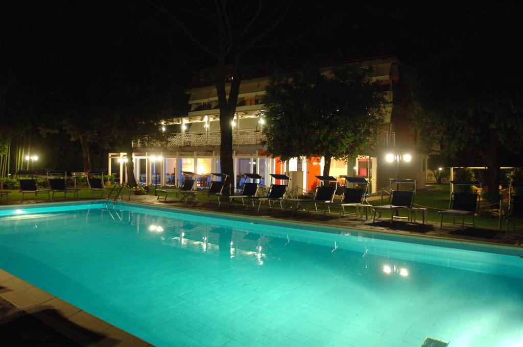 Hotel Hermitage Marina di Massa Exterior foto